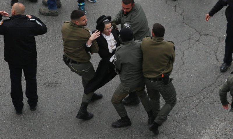 עימותים, חסימות וקללות: 30 נעצרו במחאת החרדים