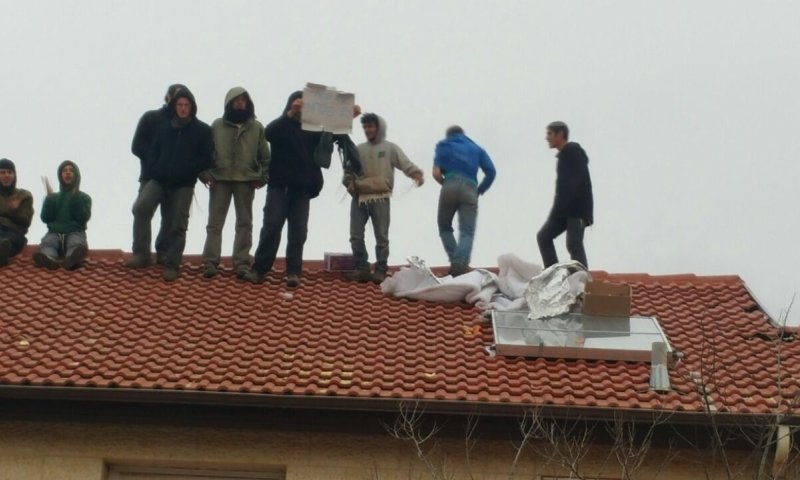 כוחות מיוחדים הוקפצו כדי להוריד את הנערים מהגג