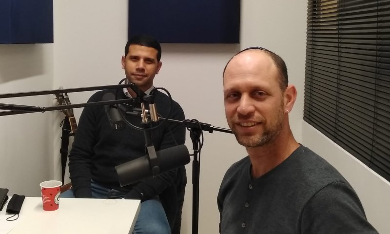 על מנסור עבאס והחברה הערבית: צוללים עם מוחמד מג'דלה