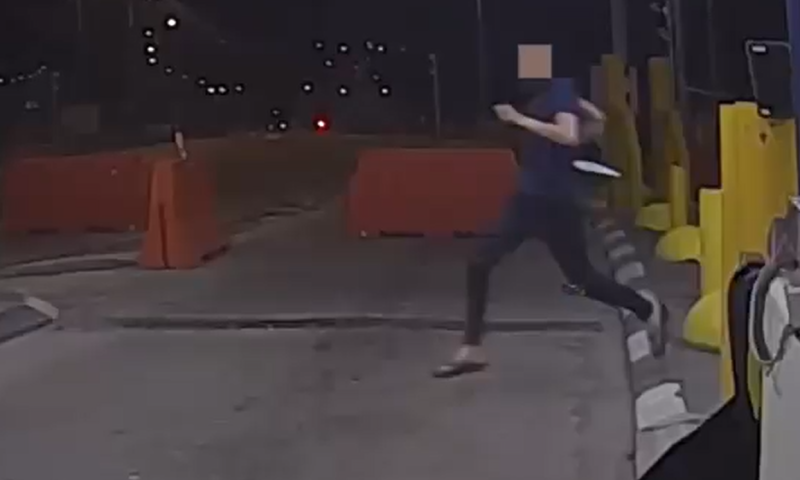 רץ בסכין שלופה: תיעוד מהפיגוע במעבר אליהו