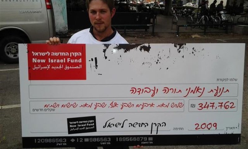 רעננים במשרדי 'נאמני' עם צ'קים מהקרן לישראל חדשה