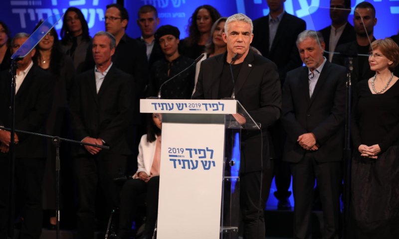 לפיד על איחוד עם גנץ: "נכנס לחדר עד שיצא עשן"