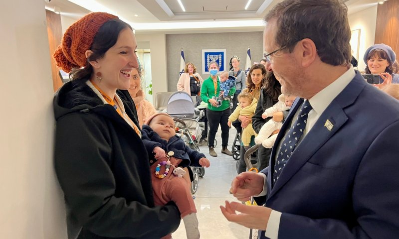 מפגש בהפתעה: הרצוג ברך נשים בחופשת לידה