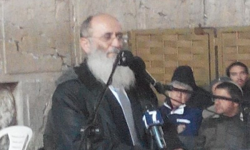 צפו: הרב שרקי בתפילה בכותל המערבי