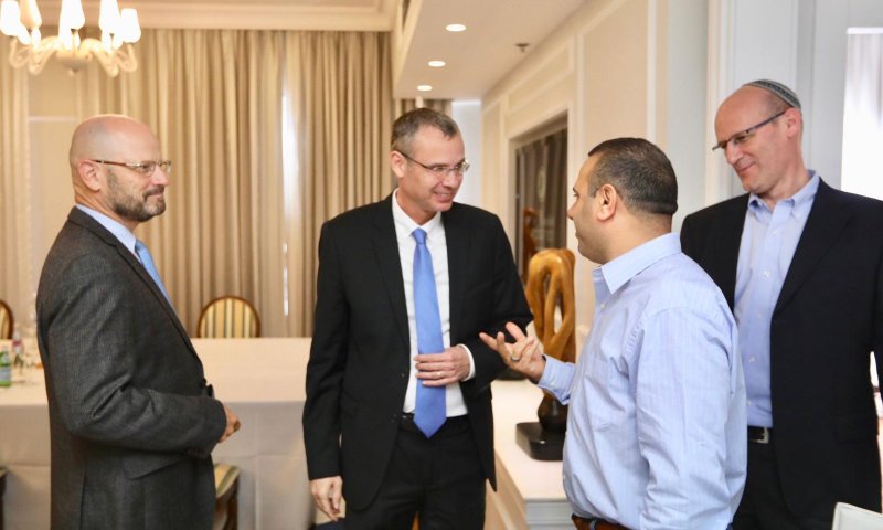 צוותי המו"מ נפגשו: השר לוין דורש תשובות מכחול לבן