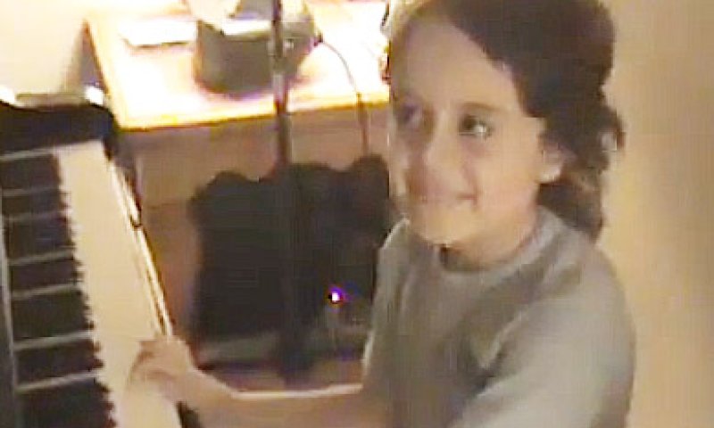 צפו: גאון מוסיקלי בן 5 מדהים בנגינה על פסנתר