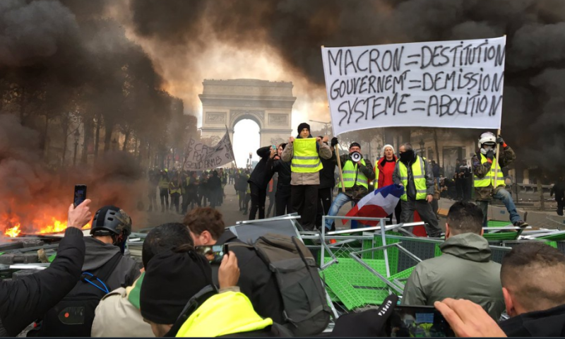 עשרות אלפי מפגינים בפריז: "מקרון הגנב, תתפטר"