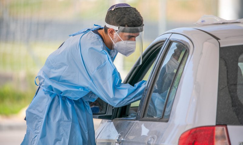 בצל בהלת אומיקרון: מקדם ההדבקה ממשיך לרדת