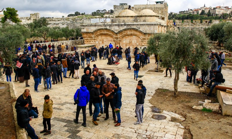 מאות מוסלמים התפללו במבנה המריבה בהר הבית