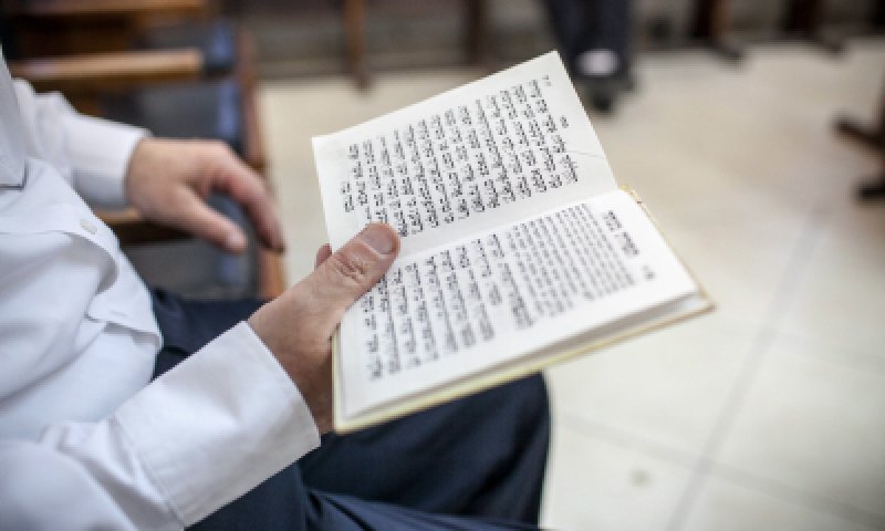 שו"ת סרוגים: בשעת הדחק איפה עדיף לקצר בתפילה?