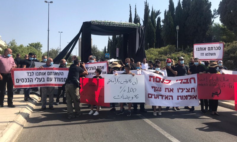 בעלי אולמות מציגים: מחאת החופות השחורות