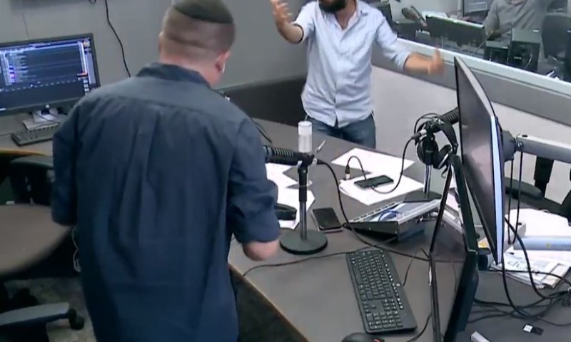 צפו. המגישים הדתיים "שכחו" שהם מצולמים