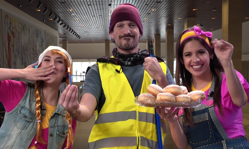 חנוכה בסרוגים: אביה מגיעה למנורות של שאגאל. פרק 7