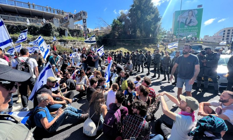 המשטרה נכשלה: המפגינים חוסמים את איילון