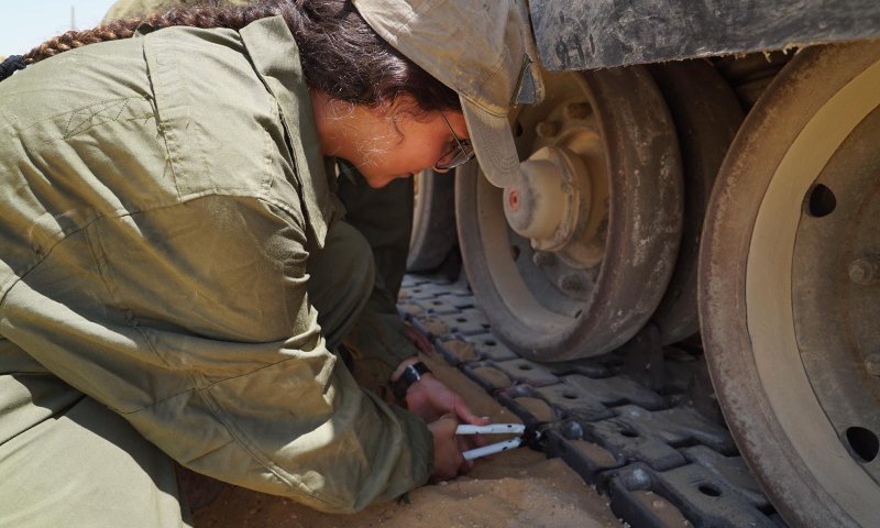 צה"ל דוחה את שירות הנשים בשריון ובחי"ר