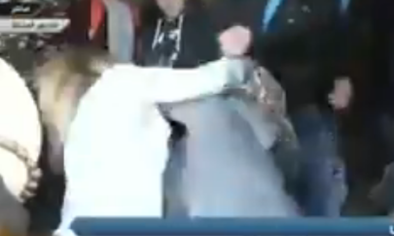 צפו: ערביות מפוצצות במכות שוטרת שעצרה אותן