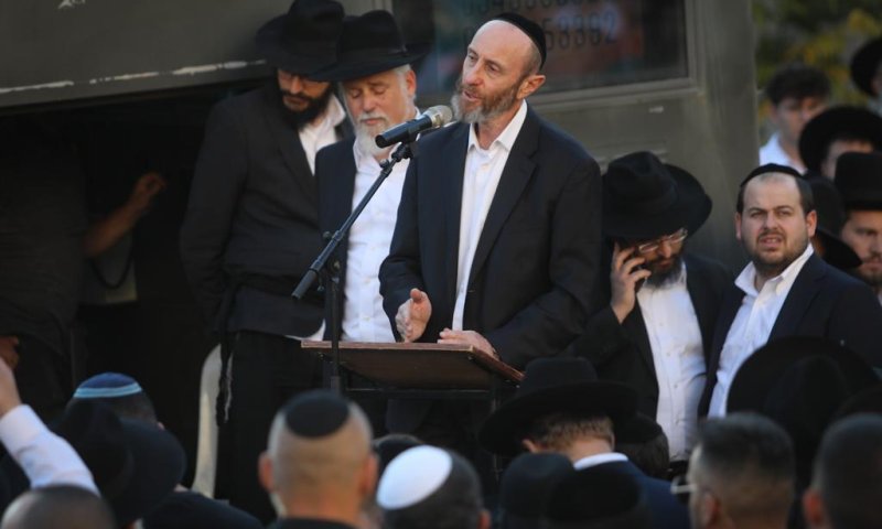 תיעוד: אביו של הנרצח בפיגוע אומר קדיש על בנו