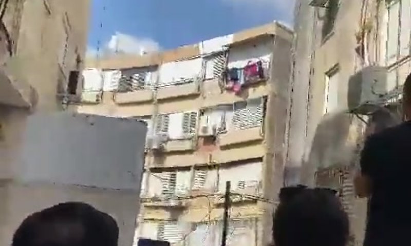 תיעוד מטורף: בניין בן 4 קומות קרס בחולון