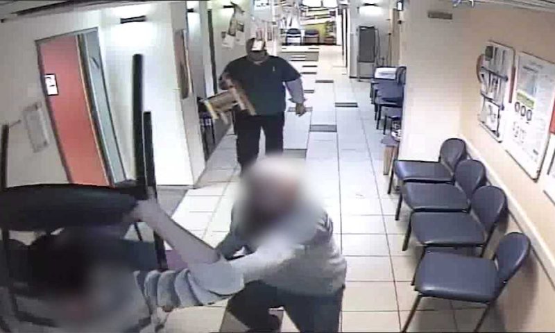 בכיסאות ואגרופים: 4 חרדים תוקפים רופא בקופת חולים