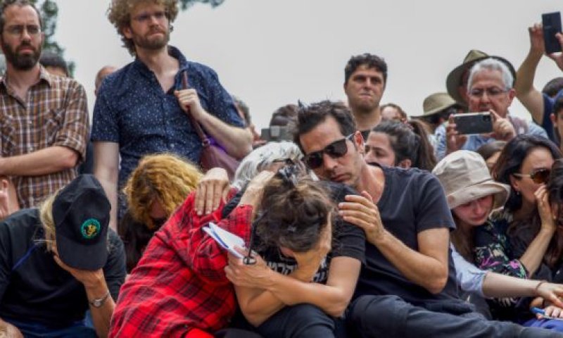 שבוע לפטירתו של יהונתן גפן: אביב בנו באמירת קדיש