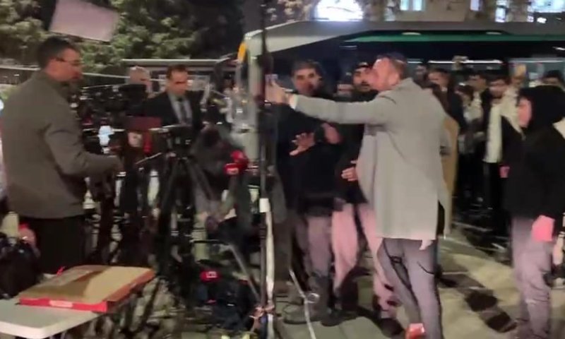 "עופו הביתה": צוות חדשות 13 הותקף בנווה יעקב. צפו