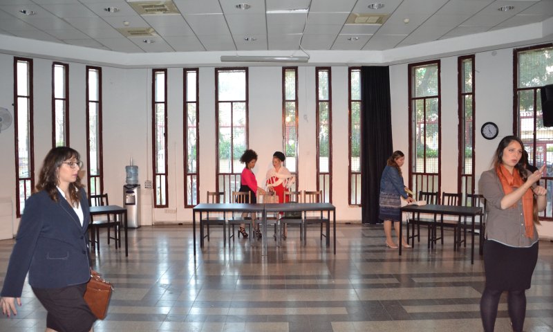 'ההצגה חייבת להימשך גם בחצאית'