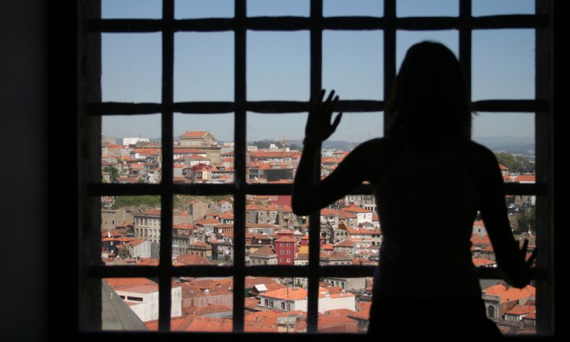 האזיקים השקופים: עולמה של מסורבת גט הדתייה