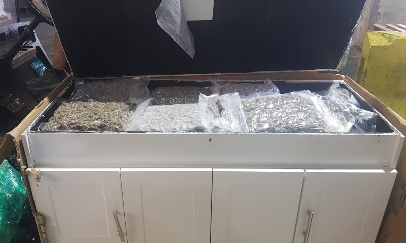 ניסו להבריח 21 ק"ג קנאביס בתחתית של ארונות מטבח