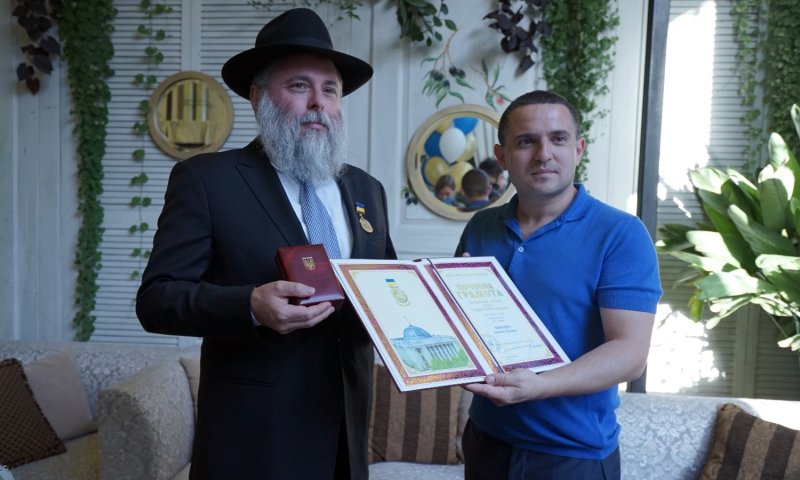 אות כבוד הוענק לרב יהודי בפרלמנט האוקראיני