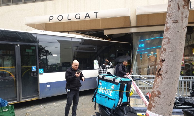 תיעוד מהזירה: אוטובוס התנגש בחנות בתל אביב