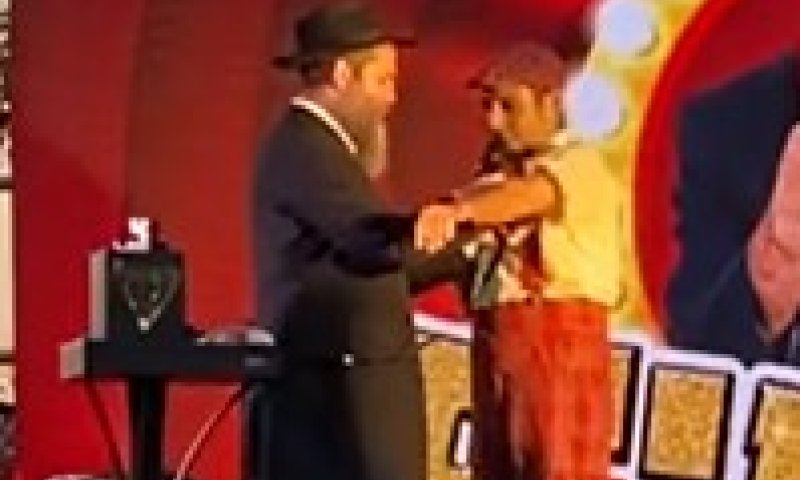 כוכב הילדים הוותיק עצר את המופע והניח תפילין. צפו