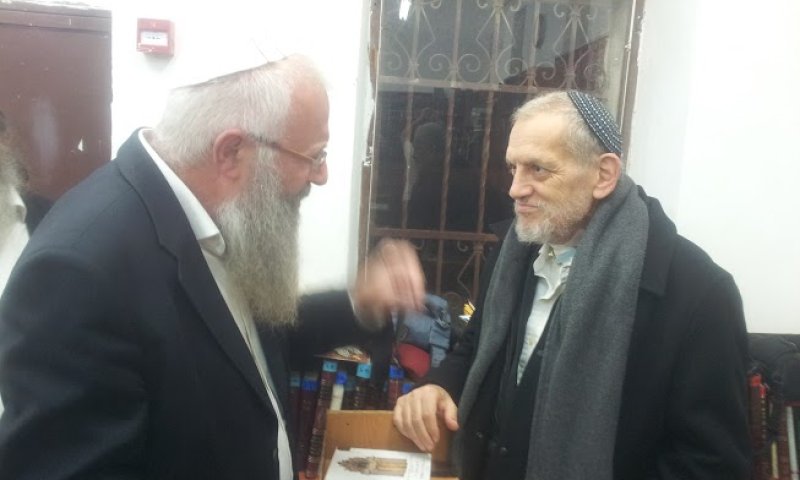 לראשונה מאז אושפז; הרב בני אלון הופיע בציבור