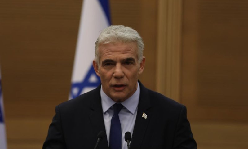 לפיד מבהיר למה התכוון כשתקף את 'כוחות האופל'