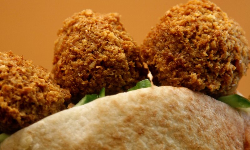 פתח תקוה: בן 80 נחנק כשאכל פלאפל &ndash; מצבו קשה