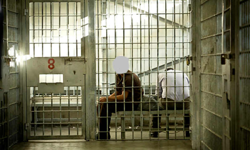 האם ביקשה לנשק את בנה וסורבה: "מגע עם אזרח"