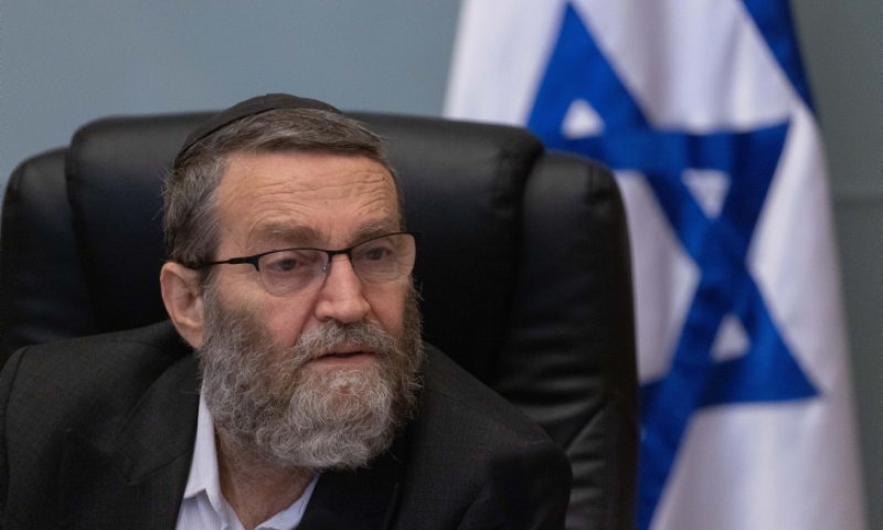 "הוא יושב לידי": גפני חושף את מצבה של הקואליציה