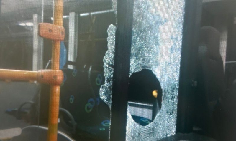 חשד: נערים יידו אבנים לעבר אוטובוסים ובעטו בנהג