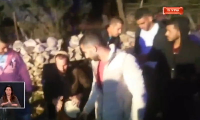'לקחו ממני טלפון': המתנחל שניגן בכפר פלסטיני. צפו
