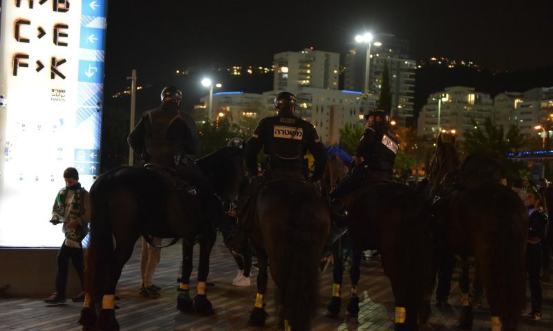 מעצרים בדרבי: רימוני עשן צה"ליים, זיקוקים ואבוקה