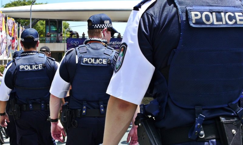 שוטרים חמושים פורצים לבית הקפה באוסטרליה