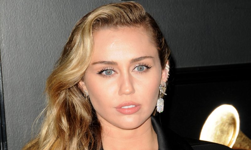 מיילי סיירוס חושפת: נאסר עליי לשיר את שירי "האנה מונטנה"