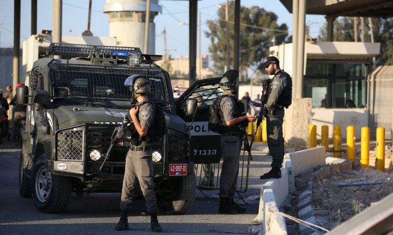 מחסום קלנדיה: חשוד הסתובב בין הרכבים ונורה