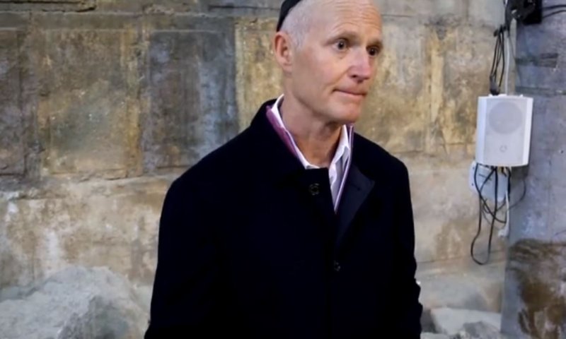 מושל פלורידה בכותל: "זהו יום היסטורי הנשיא עשה את הדבר הנכון"