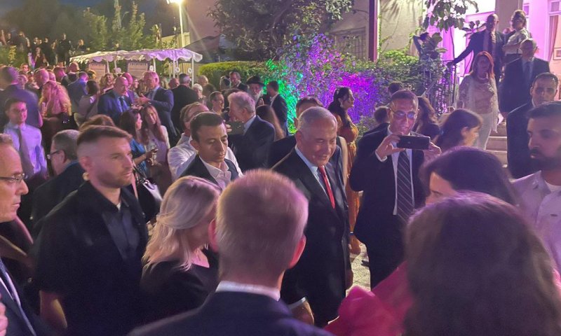 פתח לבאות? לחיצת יד וחיוכים בין שקד לזוג נתניהו
