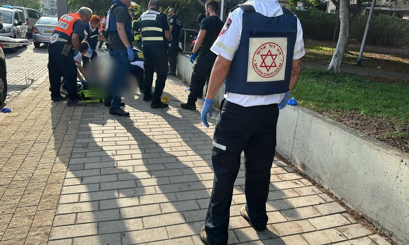 פיגוע דקירה בחולון: גבר בן 80 ואשה במצב אנוש