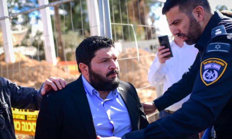 בן מיעוטים ניסה "להוריד" את אלמוג כהן מהכביש