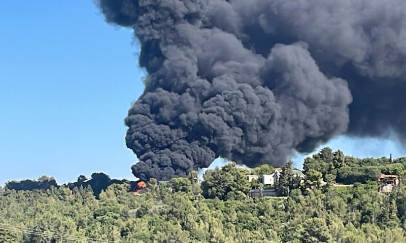 צפו: 10 נפגעים בשריפת ענק במפעל במצובה