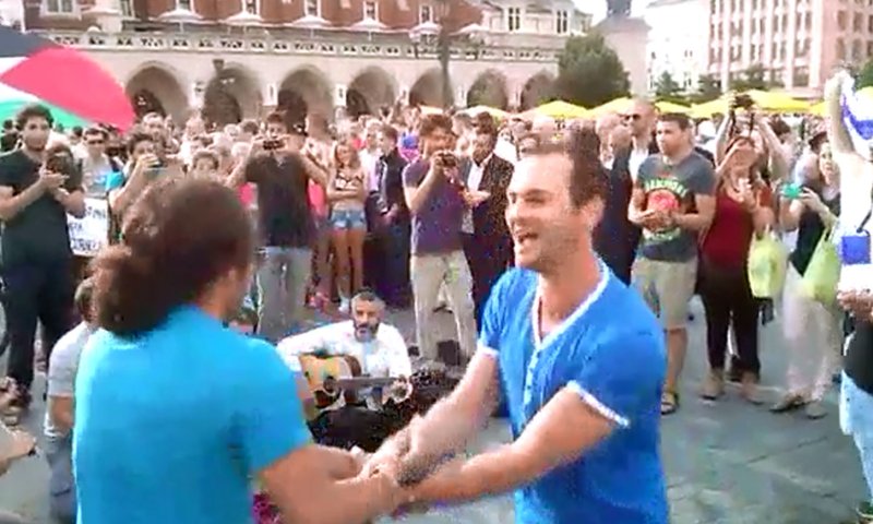 צפו: "עם ישראל חי" מול דגלי פלסטין