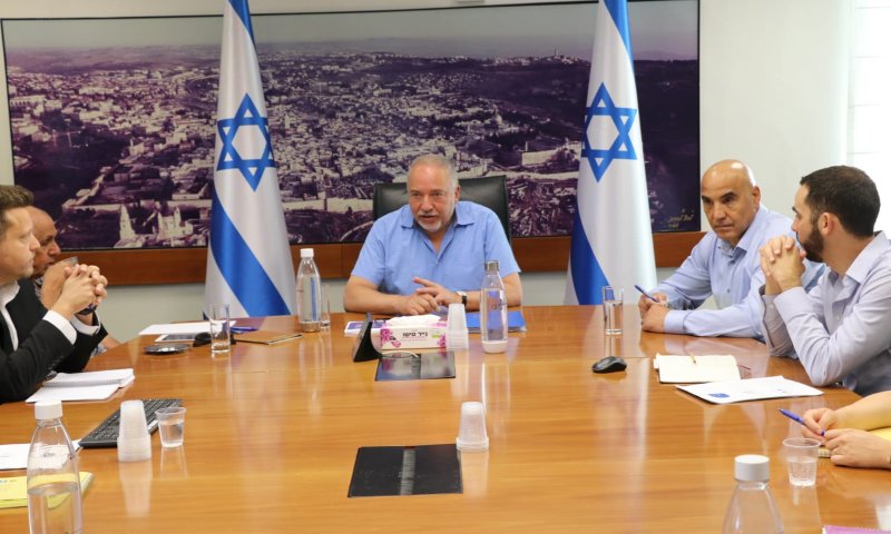 ליברמן: "אני לא סנטה קלאוס שבא לחלק מתנות"