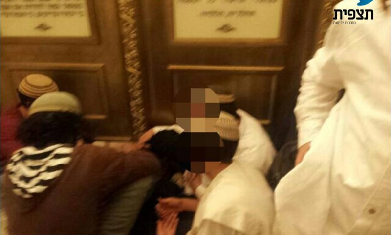 צעירים התבצרו בקבר דוד במחאה נגד ביקור האפיפיור